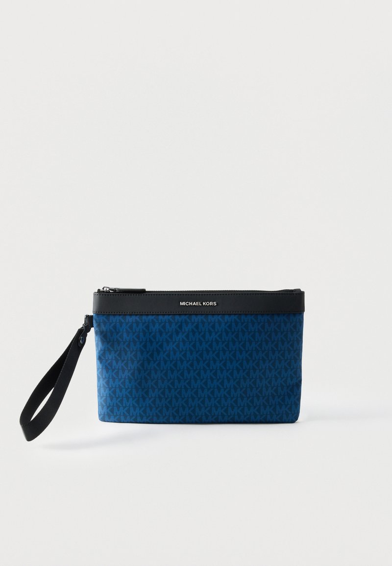 Μπλε πορτοφολάκι καρπού με μαύρο περίγραμμα, επαναλαμβανόμενο μοτίβο "MK", κλείσιμο με φερμουάρ και κοντό λουρί στην αριστερή πλευρά.