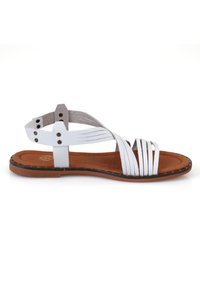 Weiße Leder-Sandale mit mehreren Riemen, offener Zehe und beige polsterter Innensohle. Verfügt über einen strukturierten grauen Fersenriemen mit dekorativer Hardware.