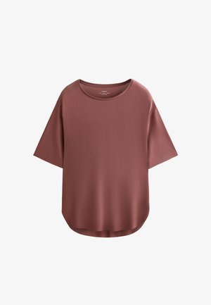 Haut à manches courtes et coupe ample, de couleur rose profond. Tissu lisse et léger avec un col rond et un ourlet arrondi.