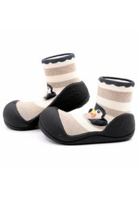 Las suaves botitas de tela presentan un diseño a rayas en beige y crema con un motivo de pingüino. La suela de goma negra proporciona agarre y durabilidad.
