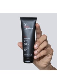 Czarna tubka na zgrubienie z matowym wykończeniem, z białym i czerwonym napisem. Zawiera 125 ml żelu oczyszczającego do twarzy.