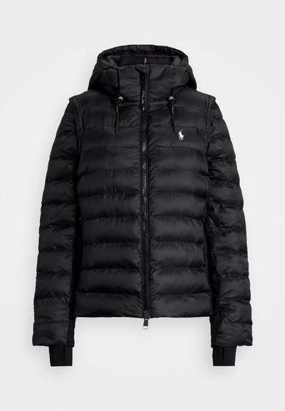 Schwarze Daunenjacke mit Reißverschluss vorne, Kapuze und gerippten Bündchen. Verfügt über ein gestepptes Design und ein kleines Logo auf der linken Brust.