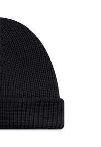 Cappellino nero lavorato a maglia con una texture a coste e bordo risvoltato. Il materiale sembra morbido, con una forma arrotondata e aderente.