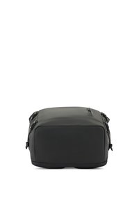 Borsa rettangolare nera realizzata in materiale liscio; presenta due cerniere laterali e un fondo piatto, progettata per garantire stabilità e facile accesso.