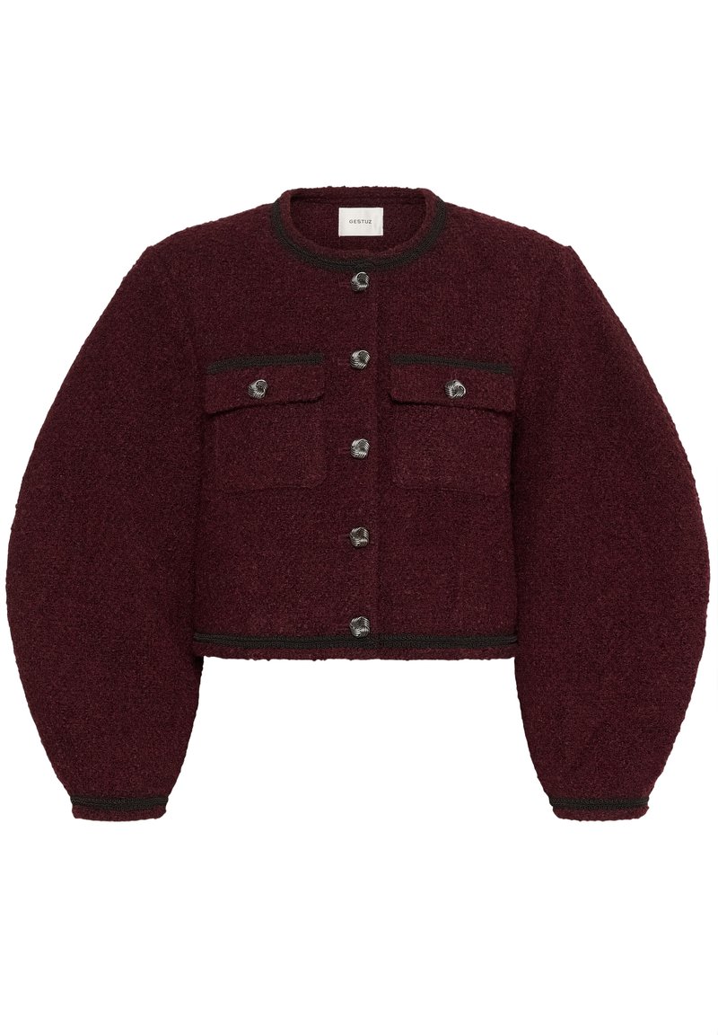 Burgunderfarbene cropped Jacke aus strukturiertem Stoff mit zwei Brusttaschen, silbernen Knöpfen und kontrastierenden schwarzen Kanten.