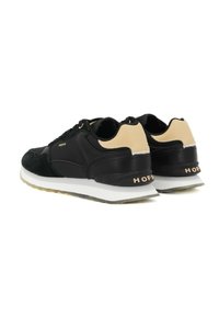 Scarpe nere con materiali in suede e pelle, suola bianca e il nome del marchio "HOFF" in rosa sul tallone. Design minimalista.
