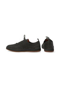Dunkelgraue Ledersneaker mit braunen Gummisohlen, runder Zehenpartie, Schnürdesign und Zugschlaufe an der Ferse. Glatte Textur, minimalistischer Stil.
