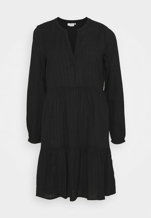 Zwarte lange mouwen jurk van lichte stof, met een V-hals, gathered taille en laagjesrok met verticale geribbelde textuur.