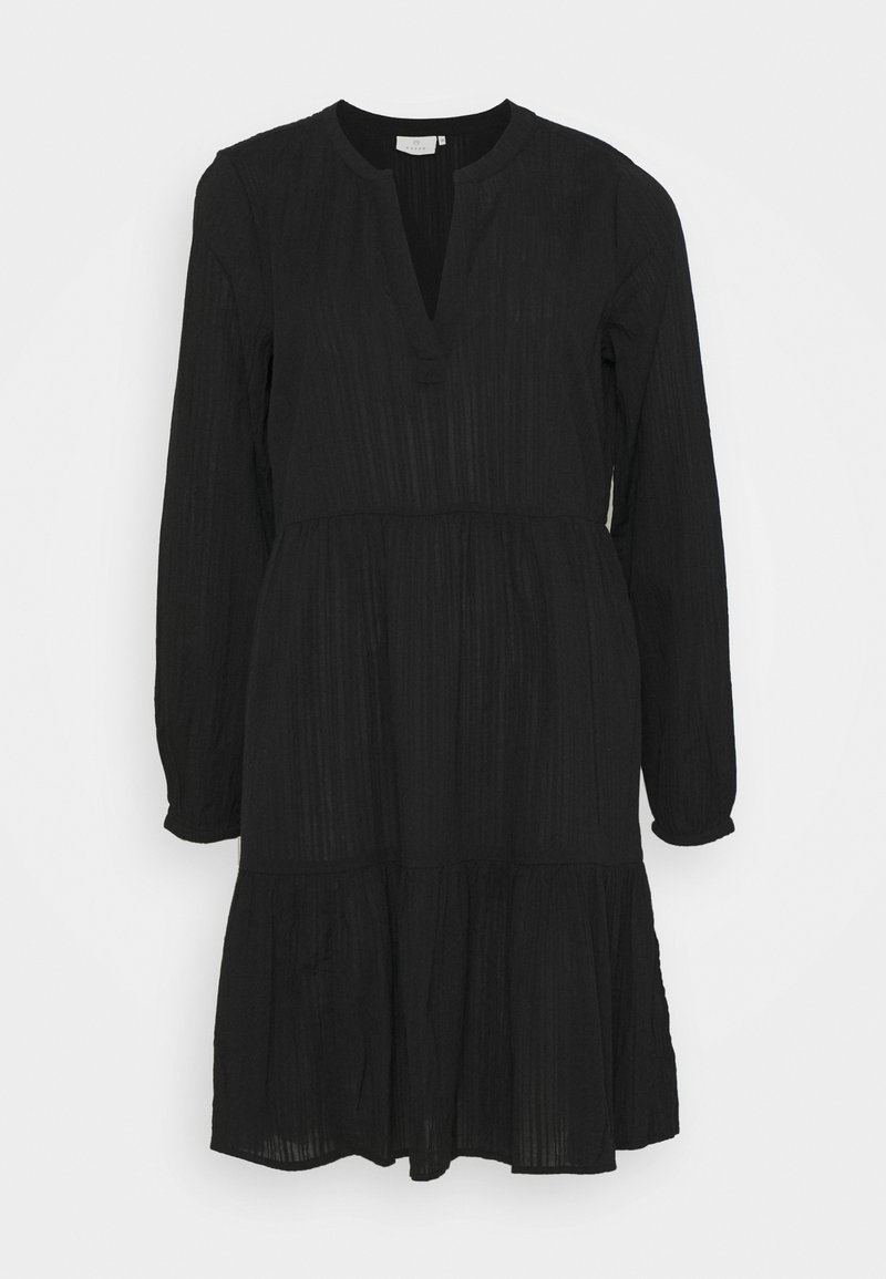 Vestido negro de manga larga en tejido ligero, con escote en V, cintura fruncida y falda en capas con textura de canalé vertical.