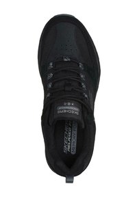 Zwarte sportieve schoen met een bovenwerk van mesh en suede, voorzien van een gevoerde kraag, gestructureerde veters en een gevoerde binnenzool met logo.