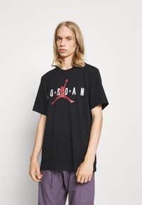 Jordan JORDAN AIR TEE - T-shirt con stampa - black/white/gym red