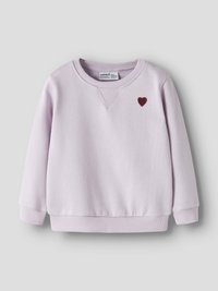 Sweat-shirt pour tout-petit à manches longues de couleur violet clair avec poignets, col et ourlet côtelés, et petit cœur rouge foncé brodé sur la poitrine gauche.