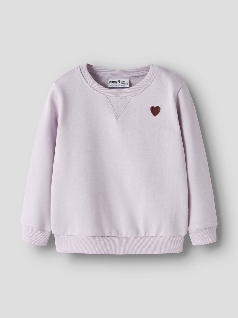 Sweat-shirt pour tout-petit à manches longues de couleur violet clair avec poignets, col et ourlet côtelés, et petit cœur rouge foncé brodé sur la poitrine gauche.