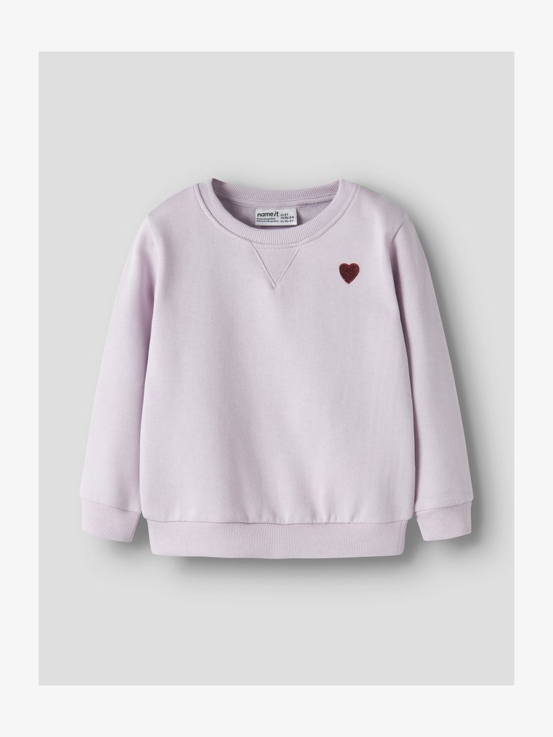 Felpa per bambino piccolo a maniche lunghe di colore viola chiaro con polsini, collo e orlo a coste, e piccolo cuore rosso scuro ricamato sul petto sinistro.