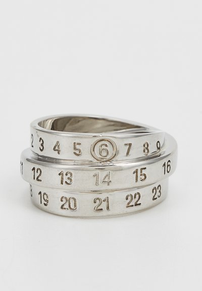 Anelli impilabili in argento sterling con numeri incisi da 1 a 23. Presentano un accento circolare e una finitura liscia e lucida.