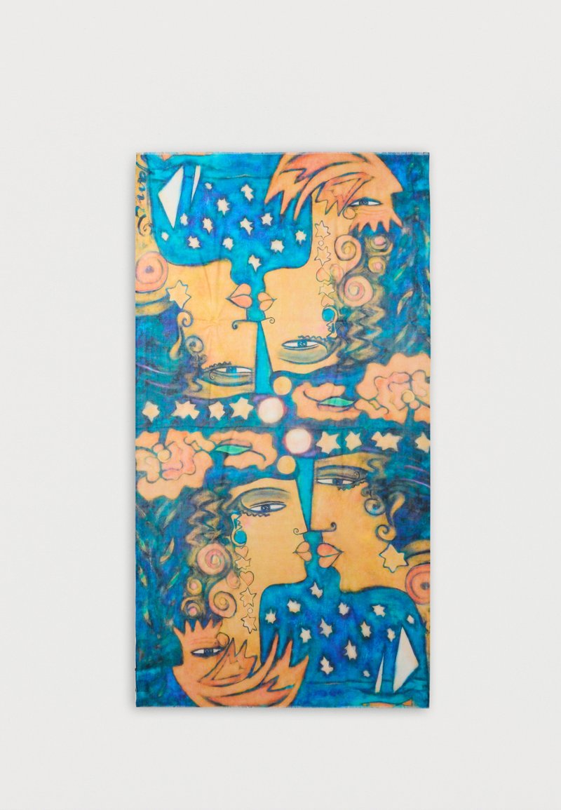 Serviette artistique avec des visages abstraits bleus et orange accompagnés d'étoiles, de volutes et d'éléments floraux. Texture douce avec des motifs complexes.