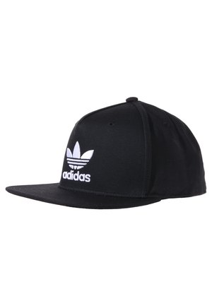 Sort Adidas snapback cap med flad skygge og hvid trefoil-logo samt "adidas" tekst på frontpanelet, vinklet for at vise højre side.