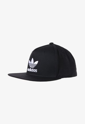 Sort Adidas snapback cap med flad skygge og hvid trefoil-logo samt "adidas" tekst på frontpanelet, vinklet for at vise højre side.