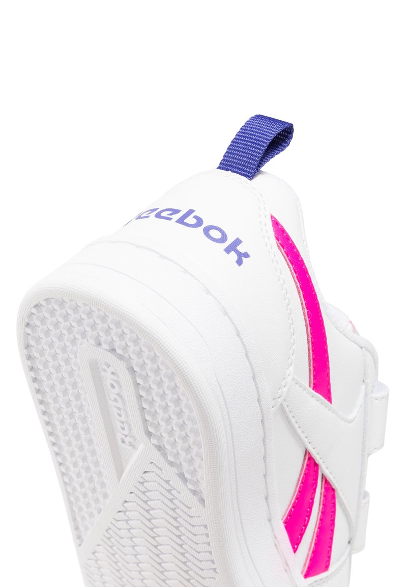 Sneaker bianco con accenti viola e una striscia rosa lucida. Presenta una suola in gomma testurizzata e un occhiello in tessuto sul tallone.