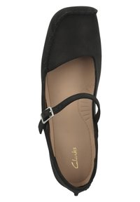 Scarpa Mary Jane in pelle nera con punta quadrata, bordo cucito e fascia con fibbia sul dorso del piede. Morbida fodera interna color beige.