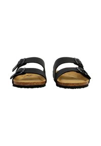 Sorte sandaler med to remme og justerbare spænder, korksål og teksturerede gummisåler. Flad design velegnet til afslappet brug.