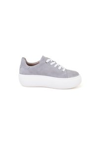 Baskets en daim gris avec semelle en caoutchouc blanche, présentant un profil bas et un design classique à lacets. Texture lisse avec des détails de surpiqûres subtils.