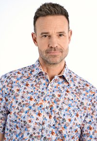Korte mouwen bloemen overhemd met een meerkleurig patroon van bloemen in blauw, oranje en zwart op een lichte achtergrond, met een klassieke kraag.