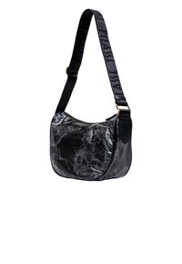 Bolso de hombro negro con estampado de mapa, forma curva, correa ajustable con texto en negrita y cierre de cremallera en tono dorado.