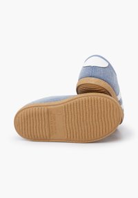 Pantofole in tessuto blu con accenti bianchi, suola in gomma beige e fondo strutturato. Presentano una punta arrotondata e materiale morbido. Fabbricate in Spagna.