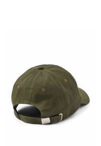Casquette de baseball vert olive avec sangle réglable à boucle métallique, six oeillets de ventilation et bouton supérieur, vue de dos sur fond blanc.