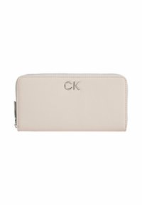 Portafoglio in vera pelle rosa chiaro con finitura testurizzata, caratterizzato da un logo "CK" in argento. Chiusura con zip nella parte superiore e forma rettangolare elegante.