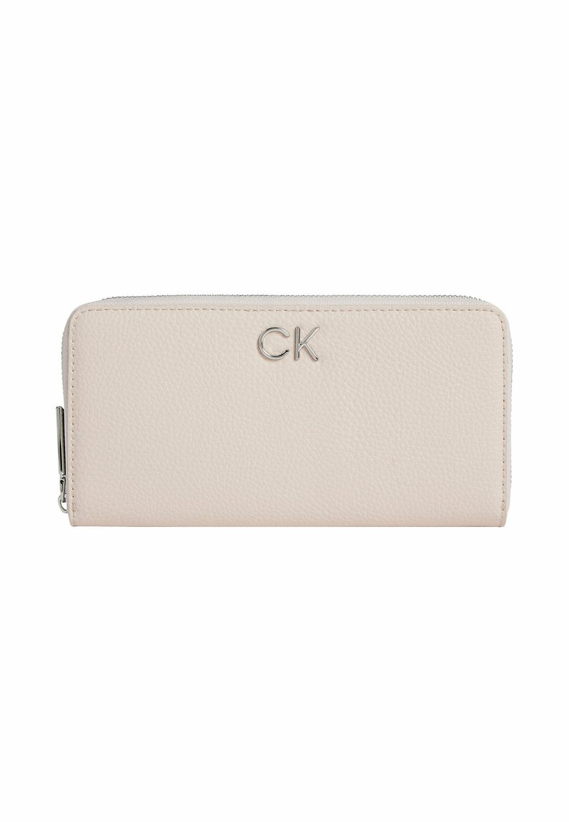 Portafoglio in vera pelle rosa chiaro con finitura testurizzata, caratterizzato da un logo "CK" in argento. Chiusura con zip nella parte superiore e forma rettangolare elegante.