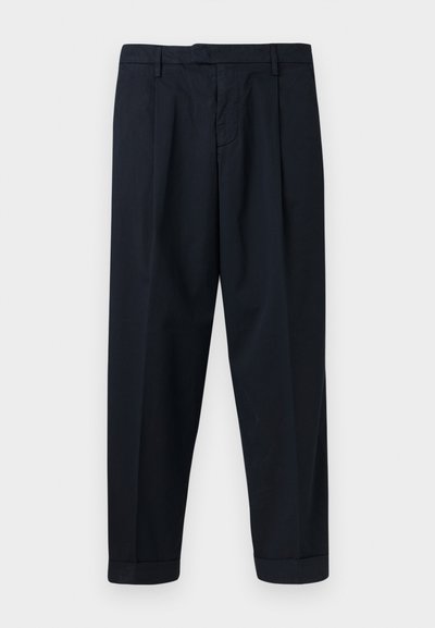 Pantalon bleu marine ajusté avec passants de ceinture, plis à l'avant et ourlets retroussés, présenté sur un fond blanc.
