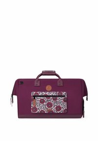 Sac violet avec une finition texturée, doté d'une poche frontale à motif floral, de deux poignées et d'une fermeture éclair. Logo Cabana en relief.