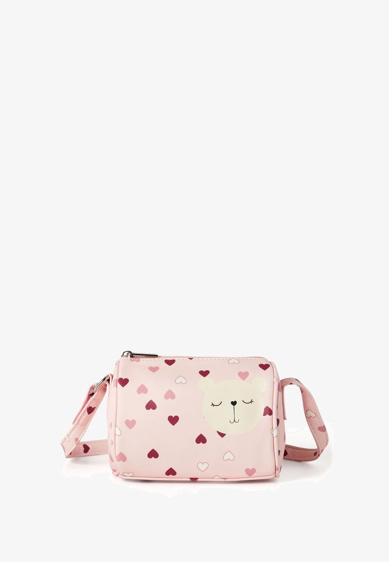 Bolso sintético rosa con cara de oso, pequeño compartimento con cremallera y patrones de corazones en varias tonalidades. Correa ajustable. Textura suave.