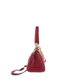 Borsa a triangolo in pelle rossa con tracolla staccabile e dettaglio in catena dorata, mostrata di lato su uno sfondo bianco.