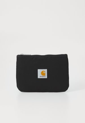 Pochette nera con zip realizzata in tessuto resistente, caratterizzata da una toppa quadrata con un logo arancione su sfondo bianco. Texture liscia.