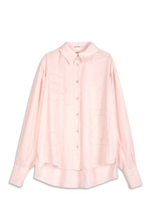 Camisa de manga larga color rosa claro con botones, cuello y sutiles patrones abstractos de líneas en el frente y las mangas.