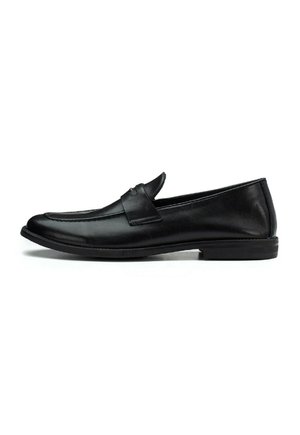 Mocassino in pelle nera con punta tonda, un design cucito e una suola piatta in gomma. Presenta una fascia decorativa sulla parte superiore.
