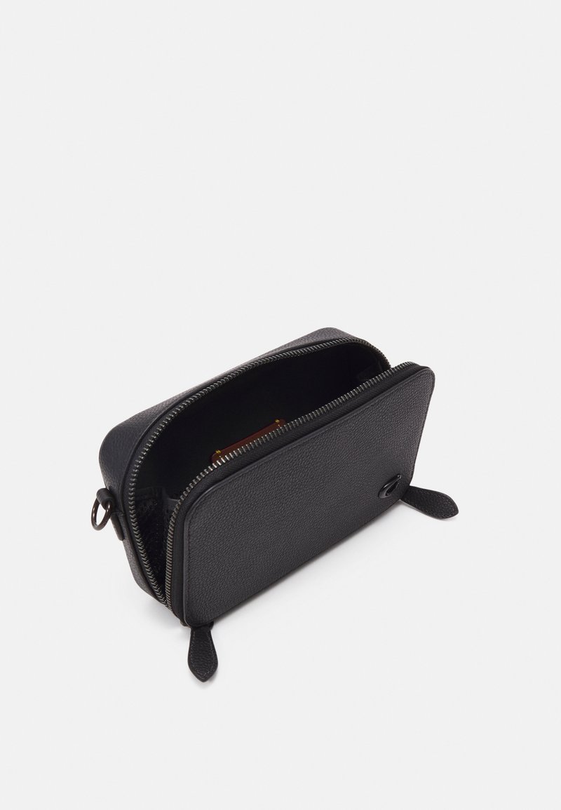 Schwarze Ledertasche mit strukturiertem Oberfläche, doppeltem Reißverschluss und zwei Seitenschlaufen. Innenfach durch den offenen Reißverschluss sichtbar.