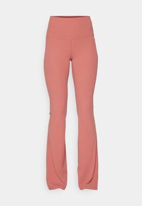 Leggings évasés taille haute pour femme en rose poussiéreux, avec un petit logo réfléchissant sur la hanche, adaptés pour une tenue sportive.
