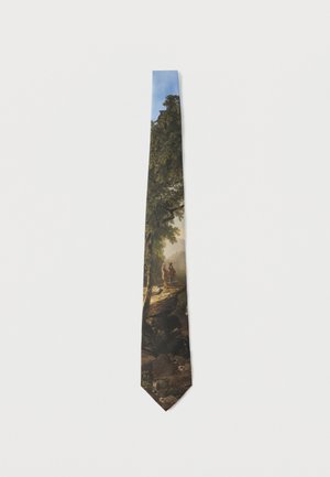 Seidene Krawatte mit Landschaftsprint, der zwei Figuren, Bäume und Felsen zeigt. Der Hintergrund zeigt einen blauen Himmel und schafft eine natürliche Szene.