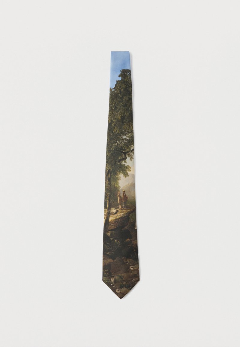 Μεταξωτή γραβάτα με εκτύπωση τοπίου που απεικονίζει δύο ανθρώπινες φιγούρες, δέντρα και βράχια. Το φόντο παρουσιάζει ένα γαλάζιο ουρανό, δημιουργώντας μια φυσική σκηνή.