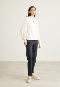 Tommy Jeans BADGE MOCKNECK SWEATER - Jersey de punto - ancient white
