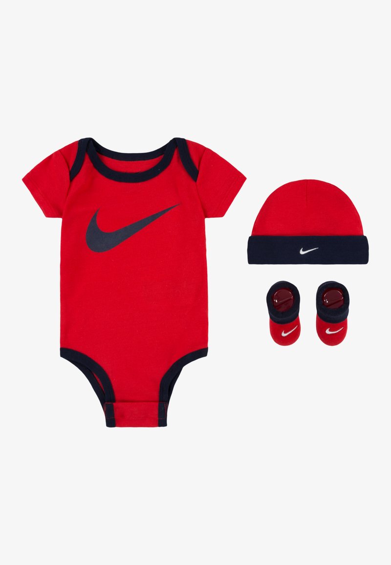 Rød bomullsbody med svart kant og Nike-logo, kombinert med en matchende rød lue og røde booties med svarte detaljer.