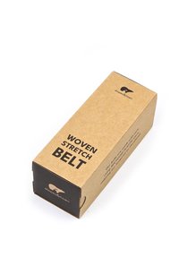 Verpackung des gewebten Stretchgürtels in braunem Karton, mit auffälligem schwarzen Text, der "GEWEBTER STRETCHGÜRTEL" besagt, sowie einem Logo mit einem kleinen Designmotiv.