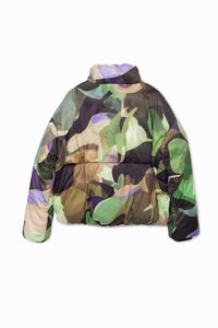 Puffjakke med et fargerikt, abstrakt camouflagemønster i grønt, brunt og lilla, med høy krage og elastisk kant.