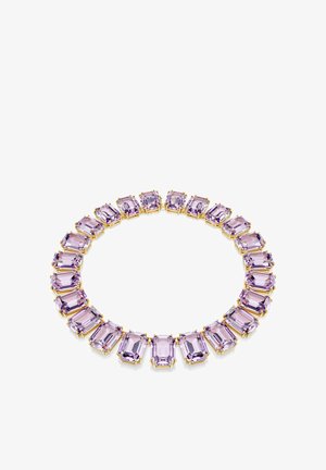 Collier en pierres précieuses violettes avec des pierres taillées en rectangle, serties en or et disposées en cercle, avec une finition lisse et polie.