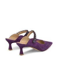 Zapatos de ante púrpura tipo slingback con puntera afilada, adornados con acentos de joyas negras a lo largo de la correa y un tacón bajo y esculpido.