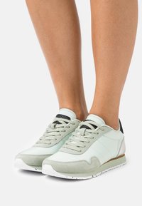 Woden NORA III - Sapatilhas - desert sage